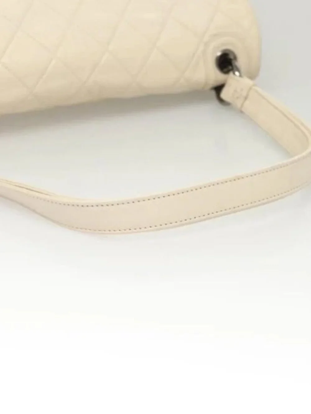 CHANEL Matelasse Shoulder Bag Lamb Skin White CC Auth 126364